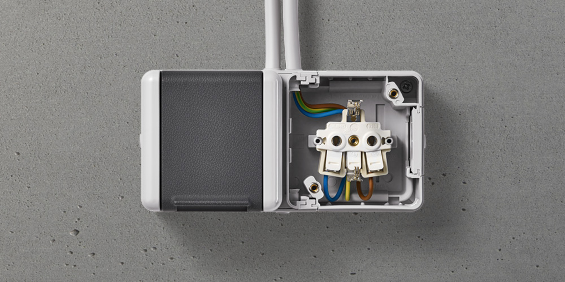 Doppelsteckdose mit Trennsteg bei FESHA Elektrotechnik GmbH in Selb